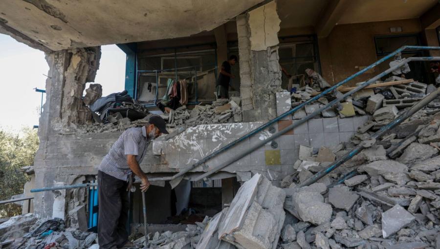 فلسطيني وسط حطام مدرسة أبو عريبان التي قصفها الاحتلال | المصدر: الوكالة الأوروبية للصور الصحفية