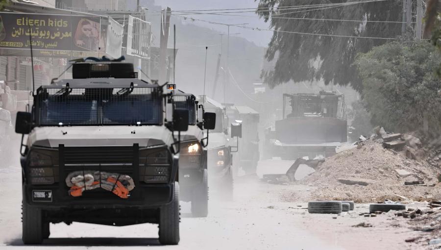 مدرعات الاحتلال خلال اقتحام مخيم نور شمس شرق طولكرم بالضفة الغربية مدرعات الاحتلال خلال اقتحام مخيم نور شمس شرق طولكرم بالضفة الغربية | المصدر: وكالة الأنباء الفرنسية