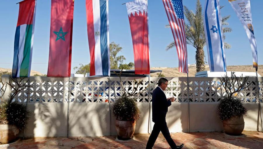 أعلام المشاركين في قمة النقب في الكيان المحتل بمشاركة الولايات المتحدة والإمارات والبحرين والمغرب ومصر