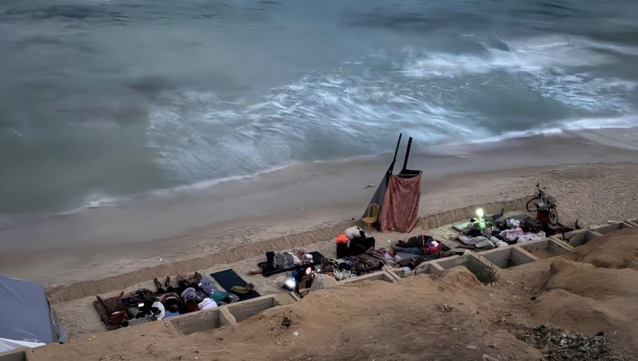 عائلات فلسطينية قضت ليلتها داخل مكعبات إسمنتية تستخدم لبناء ميناء القرارة غرب خانيونس | المصدر: فلسطين بوست