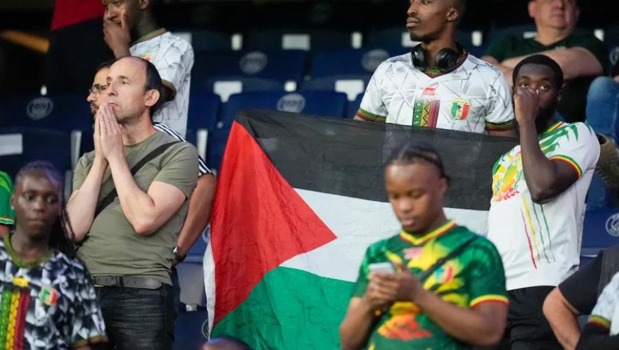 جماهير يحملون علم فلسطين في مباراة مالي مع الاحتلال | ألمصدر: أسوشييتد برس