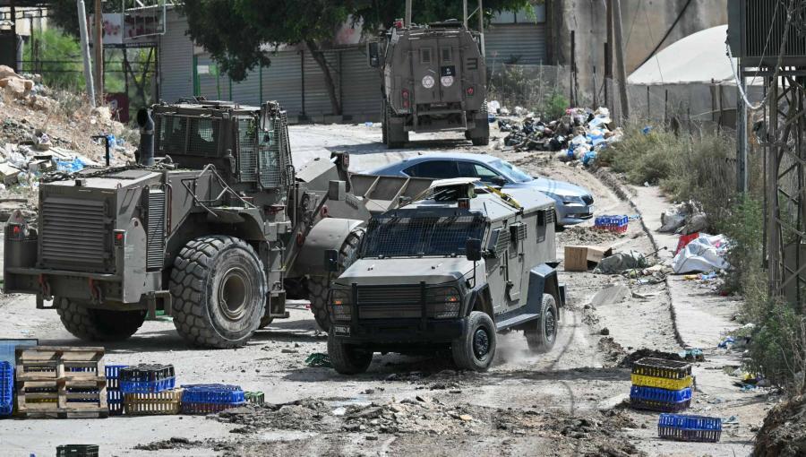 مدرعة عسكرية للاحتلال تغلق طريقا أثناء مداهمة في مخيم الفارعة للاجئين الفلسطينيين بالقرب من مدينة طوباس في الضفة الغربية مدرعة عسكرية للاحتلال تغلق طريقا أثناء مداهمة في مخيم الفارعة للاجئين الفلسطينيين بالقرب من مدينة طوباس في الضفة الغربية | المصدر: وكالة الأنباء الفرنسية