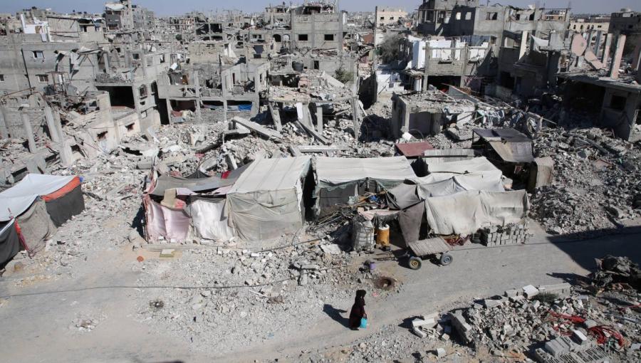 أنقاض منازل دمرتها الغارات الإسرائيلية في خانيونس | المصدر: رويترز