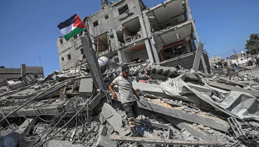 فلسطيني يتفقد أنقاض منازل مدمرة في بلدة دير البلح بعد انسحاب جيش الاحتلال منها فلسطيني يتفقد أنقاض منازل مدمرة في بلدة دير البلح بعد انسحاب جيش الاحتلال منها | المصدر: الوكالة الأوروبية للصور الصحفية