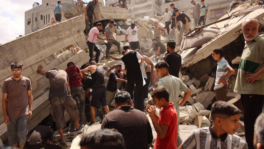 غزيون يبحثون تحت الأنقاض عن شهداء أو ناجين غزيون يبحثون تحت الأنقاض عن شهداء أو ناجين | المصدر: وكالة الأنباء الفرنسية