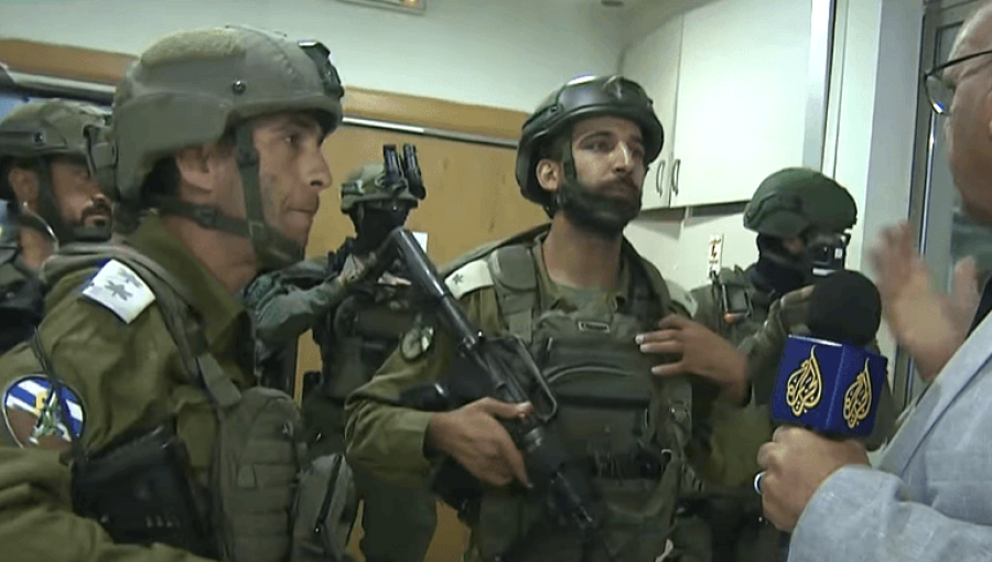 قوات الاحتلال خلال إغلاقها مكتب قناة الجزيرة 22/9/2024 | المصدر: صورة من فيديو للجزيرة