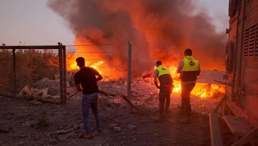 رجال الإنقاذ يخمدون حريقا سببته غارة جوية إسرائيلية استهدفت قرية العباسية في جنوب لبنان رجال الإنقاذ يخمدون حريقا سببته غارة جوية إسرائيلية استهدفت قرية العباسية في جنوب لبنان | المصدر: وكالة الأنباء الفرنسية