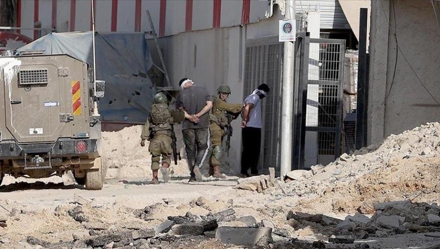 جنديان من جيش الاحتلال يعتقلان شابين فلسطينيين في الضفة الغربية جنديين من جيش الاحتلال يعتقلا شابين فلسطينيين في الضفة الغربية | المصدر: الأناضول