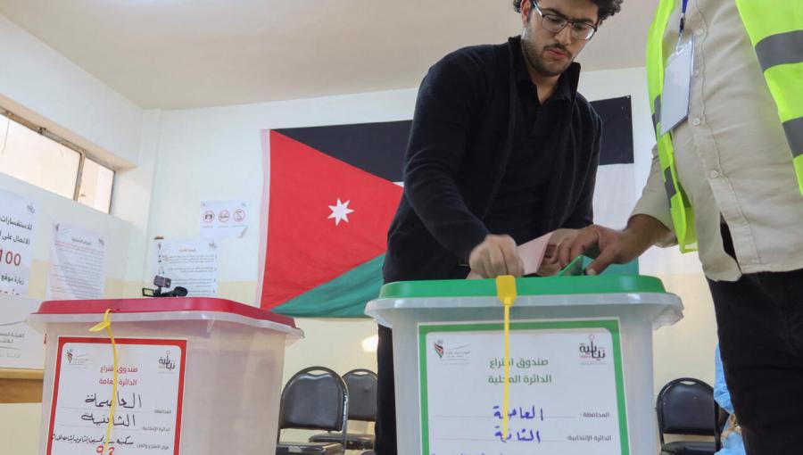 ناخب يدلي بصوته في  أحد مراكز الاقتراع خلال الانتخابات البرلمانية 10/9/2024 | المصدر: رويترز