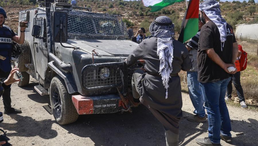 فلسطينيون يتصدون لآليات الاحتلال خلال اقتحام سابق في الضفة الغربية | المصدر: المركز الفلسطيني للإعلام فلسطينيون يتصدون لآليات الاحتلال خلال اقتحام سابق في الضفة الغربية | المصدر: المركز الفلسطيني للإعلام