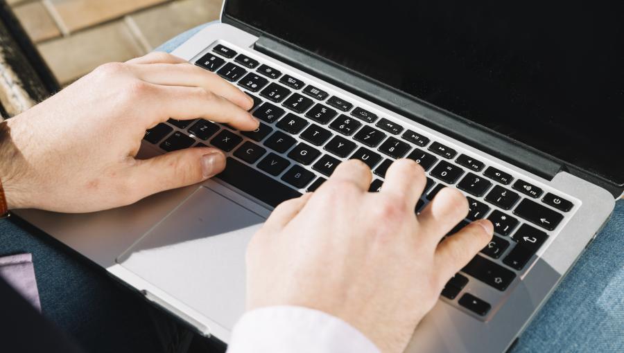 رجل يستخدم حاسوبا محمولا صورة تعبيرية لرجل يستخدم حاسوبا محمولا | المصدر: freepik