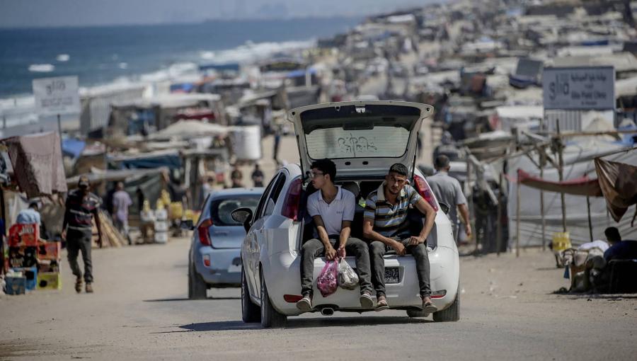 خيام النازحين الفلسطينيين على شاطئ دير البلح وسط قطاع غزة | المصدر: الوكالة الأوروبية للصور الصحفية