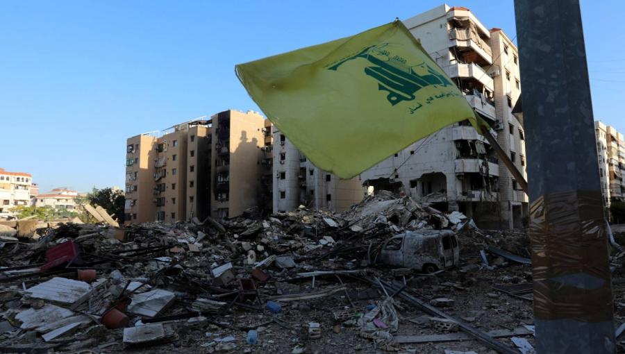 علم حزب الله بالقرب من موقع متضرر في أعقاب الضربات الإسرائيلية على الضاحية الجنوبية لبيروت  8/10/2024 | المصدر: رويترز