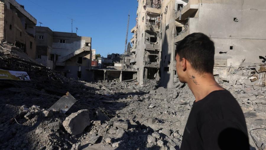 لبناني أمام موقع استهدفه الاحتلال الإسرائيلي وسط مدينة صور بجنوب لبنان | المصدر: رويترز