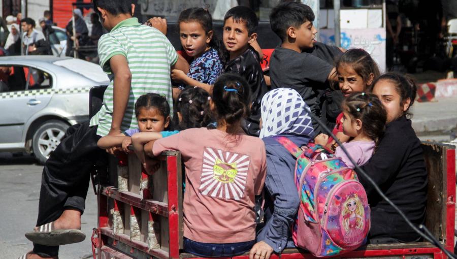 نازحون فلسطينيون خرجوا من جباليا بعد أن دعا جيش الاحتلال الإسرائيلي السكان إلى الإخلاء | المصدر: رويترز