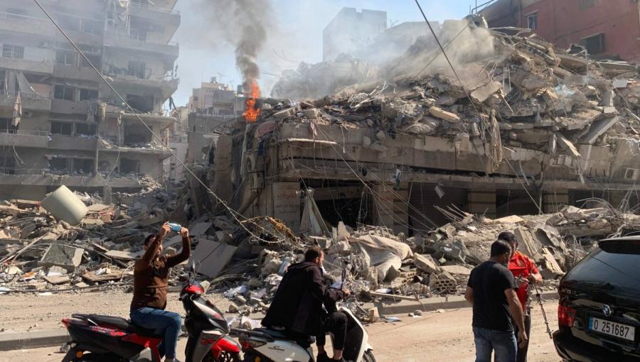 لبنانيون يتفقدون مربعات عمرانية استهدفتها غارات إسرائيلية في الضاحية الجنوبية لبيروت| المصدر: وكالة الصحافة الفرنسية