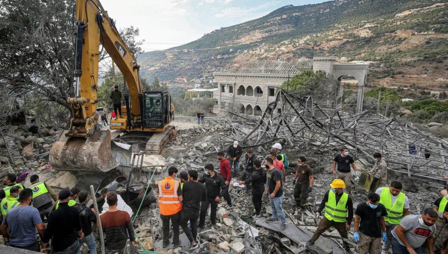 الدفاع المدني اللبناني ينتشل الشهداء بعد قصف إسرائيلي على بلدة علمات الدفاع المدني اللبناني ينتشل الشهداء بعد قصف إسرائيلي على بلدة علمات | المصدر:  وكالة الأنباء الألمانية