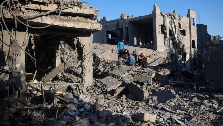 أنقاض مبنى دمرته غارة إسرائيلية على مخيم النصيرات وسط قطاع غزة 12/112024 | المصدر: وكالة الأنباء الفرنسية