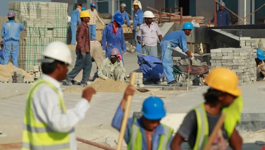 عمال وافدون يعملون في موقع تحت الإنشاء