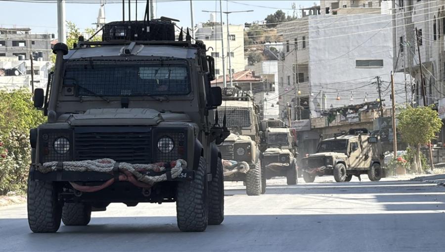 آليات ومدرعات جيش الاحتلال خلال أحد الاقتحامات السابقة في الضفة آليات ومدرعات جيش الاحتلال خلال أحد الاقتحامات السابقة في الضفة | المصدر: الأناضول