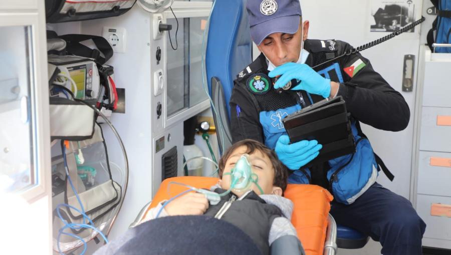 أحد رجال الدفاع المدني خلال إسعاف طفل أحد رجال الدفاع المدني خلال إسعاف طفل