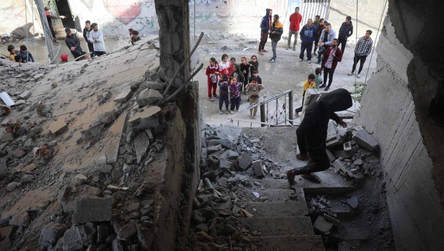 أنقاض مبنى دمرته غارات الاحتلال على قطاع غزة