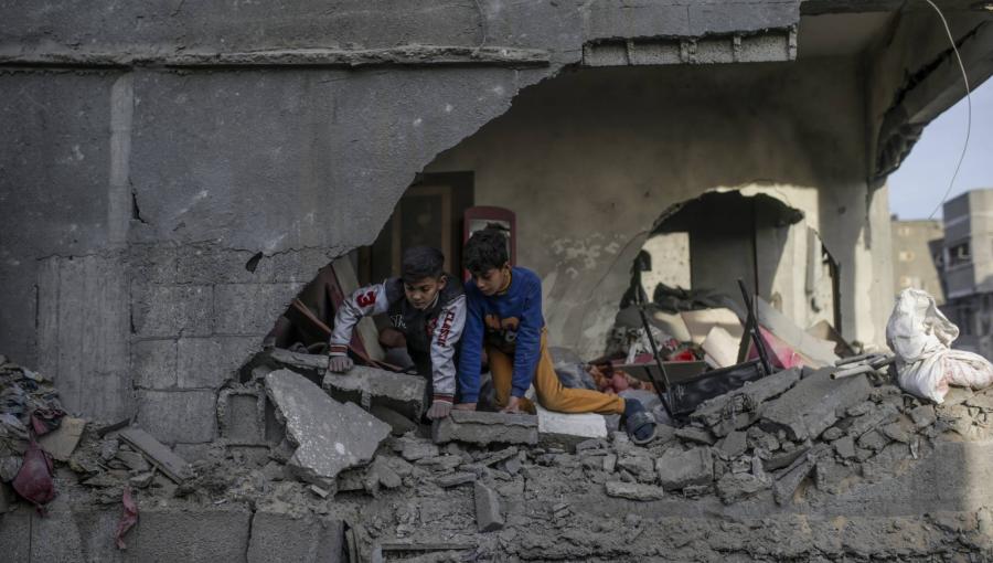 طفلان فلسطينيان فوق مبنى تضرر بغارة شنها الاحتلال على مخيم النصيرات وسط قطاع غزة طفلان فلسطينيان فوق مبنى تضرر بغارة شنها الاحتلال على مخيم النصيرات وسط قطاع غزة 7/12/2024 | المصدر: الوكالة الأوروبية للصور الصحفية