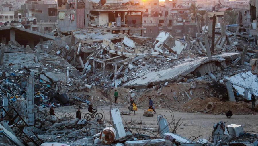فلسطينيون يسيرون في حي دمرته غارات الاحتلال على مدينة خانيونس جنوب قطاع غزة فلسطينيون يسيرون في حي دمرته غارات الاحتلال على مدينة خانيونس جنوب قطاع غزة | المصدر: وكالة الأنباء الفرنسية