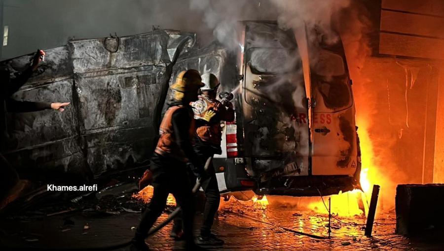 سيارة البث الفضائي التي استهدفها جيش الاحتلال أمام مستشفى العودة بمخيم النصيرات وسط قطاع غزة ما أسفر عن استشهاد 5 صحفيين 26/12/2024 | المصدر: منصة إكس