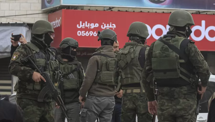 عناصر من الأجهزة الأمنية الفلسطينية في مخيم جنين عناصر من الأجهزة الأمنية الفلسطينية في مخيم جنين | المصدر: وكالة الأنباء الألمانية