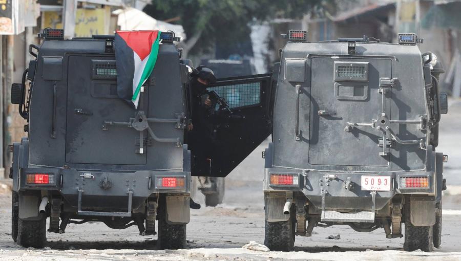 قوات السلطة الفلسطينية خلال اشتباكها مع مقاومين في مخيم جنين بالضفة | المصدر: رويترز