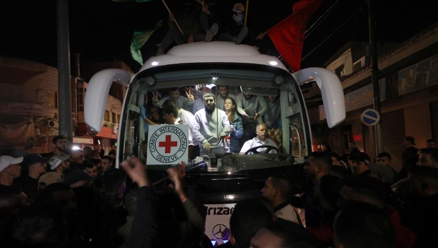 أسرى فلسطينيون من الضفة الغربية أفرج عنهم ضمن الدفعة الثالثة من صفقة التبادل مع حركة حماس في 26/11/2023 | المصدر: وكالة الأناضول