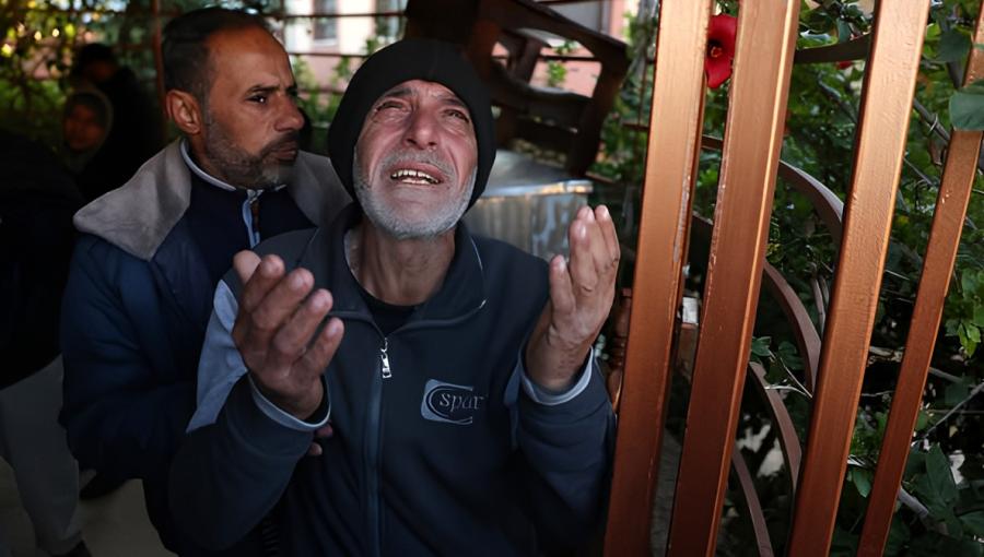 غزي يرفع يديه بالدعاء 5/1/2025 | المصدر: وكالة الأنباء الفرنسية