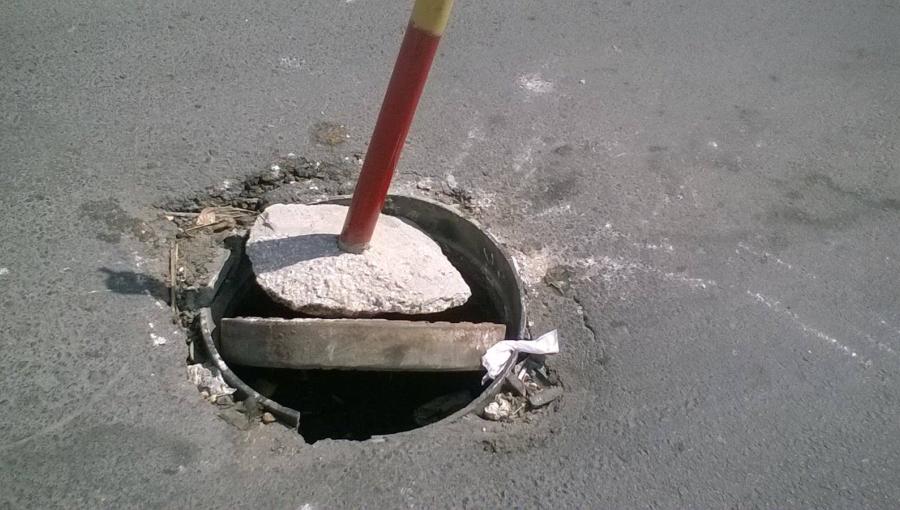 منهل دون غطاء في أحد شوارع عمان منهل دون غطاء في أحد شوارع عمان