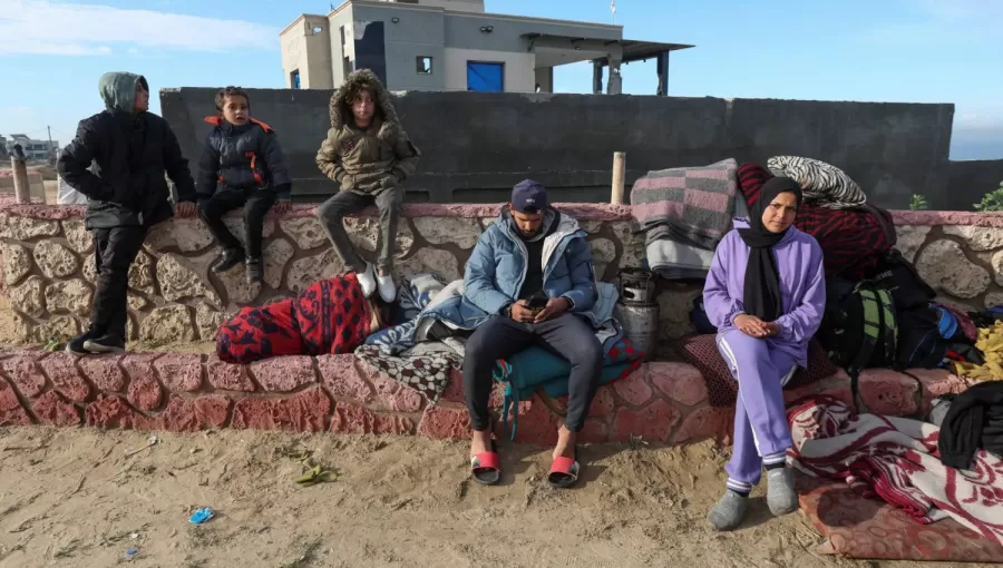 نازحون فلسطينيون بانتظار العودة إلى منازلهم في شمال قطاع غزة | المصدر: رويترز