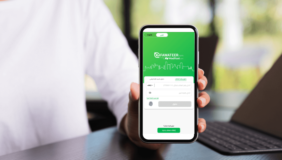 شخص يستخدم تطبيق إي فواتيركم | تعبيرية