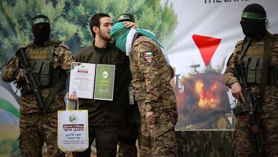 الأسير الإسرائيلي السابق عومير شيم توف يقبل رأس أحد المجاهدين في كتائب القسام 22/2/2025 | المصدر: كتائب القسام