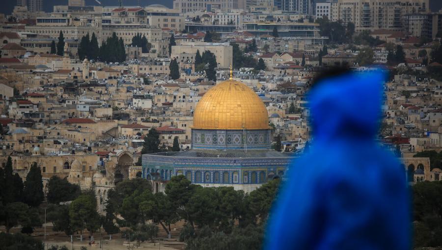فلسطيني ينظر لقبة الصخرة فلسطيني ينظر لقبة الصخرة | المصدر: المركز الفلسطيني للإعلام