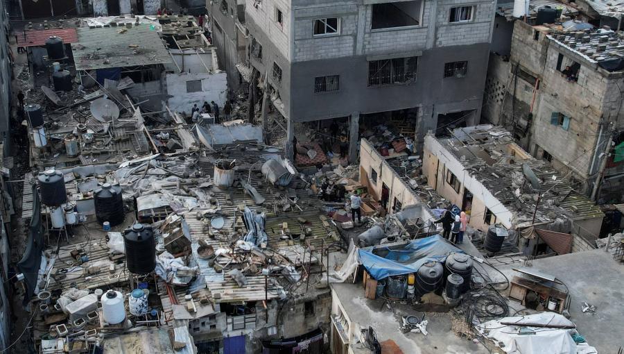 فلسطينيون يتجمعون في موقع غارة إسرائيلية على منزل بقطاع غزة | المصدر: رويترز