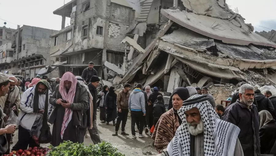 فلسطينيون يتسوقون وسط الدمار الناجم عن العدوان الإسرائيلي في خانيونس جنوب قطاع غزة فلسطينيون يتسوقون وسط الدمار الناجم عن العدوان الإسرائيلي في خانيونس جنوب قطاع غزة 12/2/2025 | المصدر: وكالة الأنباء الألمانية