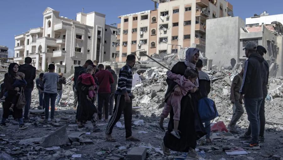 فلسطينيون يسيرون وسط الدمار الذي خلفه العدوان الإسرائيلي بعد غارة جوية شمال غزة 19/3/2025 | المصدر: الوكالة الأوروبية للصور فلسطينيون يسيرون وسط الدمار الذي خلفه العدوان الإسرائيلي بعد غارة جوية شمال غزة 19/3/2025 | المصدر: الوكالة الأوروبية للصور