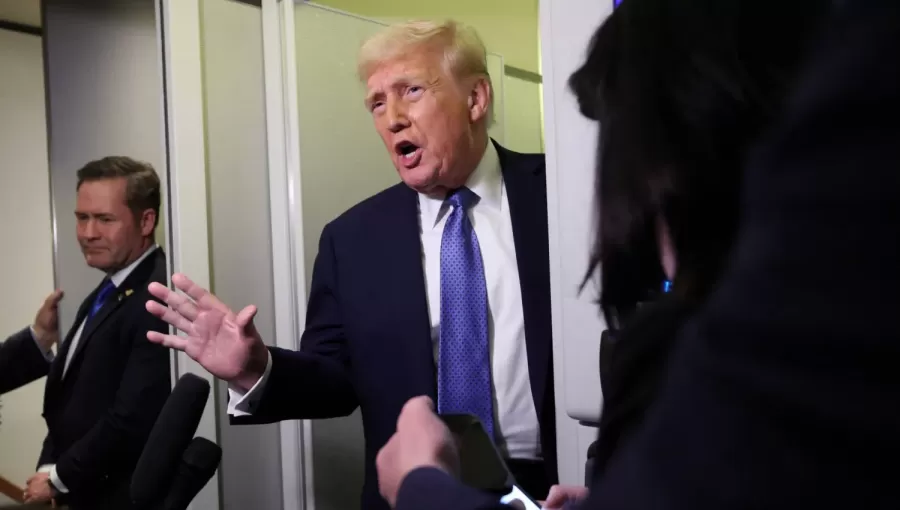 الرئيس الأميركي دونالد ترمب يتحدث للصحافيين على متن الطائرة الرئاسية خلال عودته لواشنطن | المصدر: رويترز