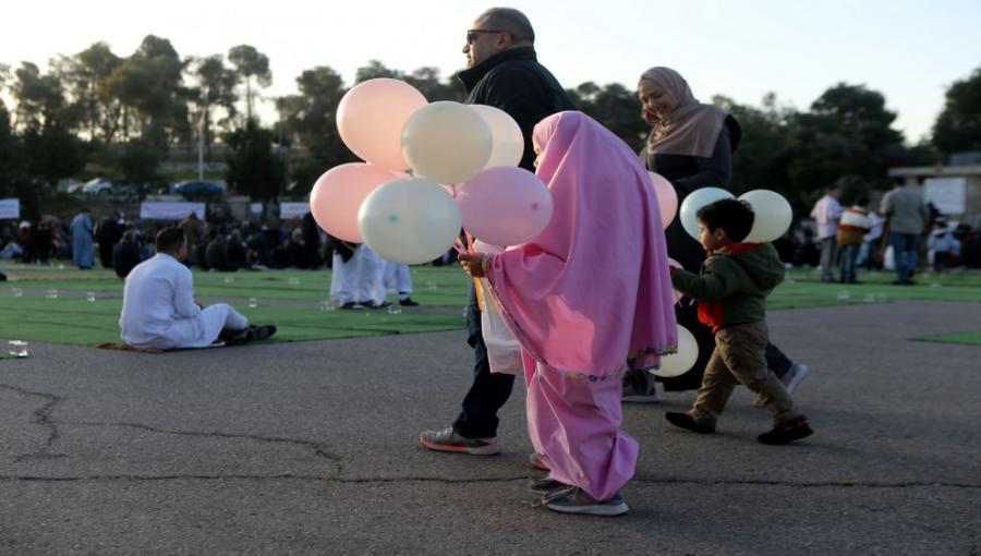 عائلة خلال خروجها من أحد مصليات العيد أرشيفية لعائلة خلال خروجها من أحد مصليات العيد | المصدر: المملكة