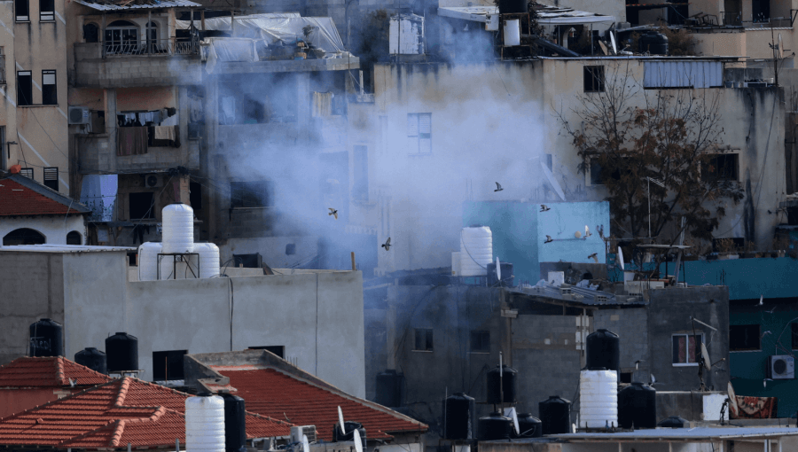 دخان تصاعد في وقت سابق خلال عملية عسكرية إسرائيلية على مخيم نور شمس للاجئين بالضفة الغربية | المصدر: الوكالة الأوروبية للصور الصحفية