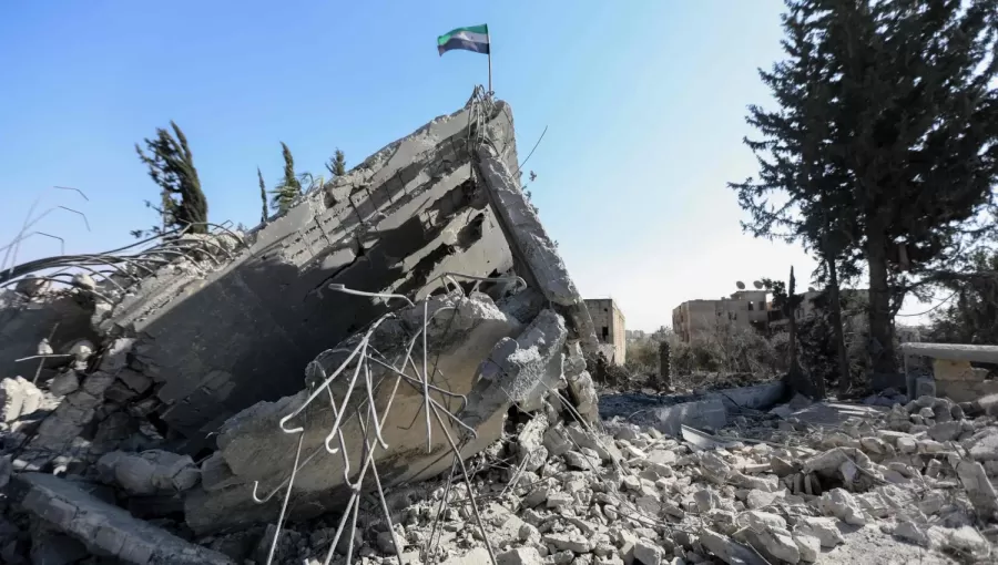 دمار أحدثته غارة إسرائيلية على مدينة درعا السورية 18/3/2025 | المصدر: وكالة الأنباء الفرنسية