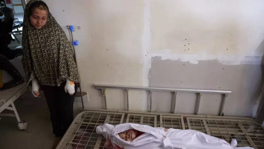 فلسطينية مصابة تنظر إلى جثمان شقيقها الذي استشهد في غارة إسرائيلية بالمستشفى الإندونيسي ببيت لاهيا شمال قطاع غزة 18/3/2025 | المصدر: وكالة الأنباء الفرنسية