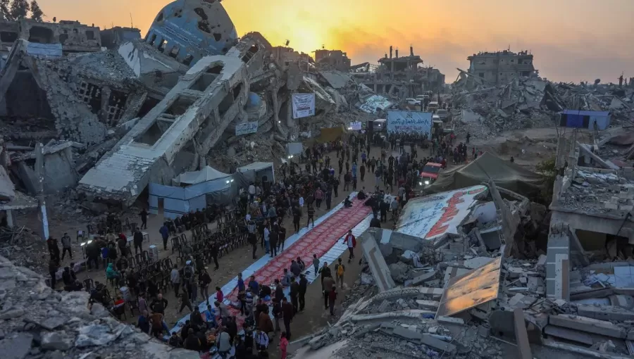 فلسطينيون يتناولون إفطارهم وسط الدمار في بيت لاهيا شمال قطاع غزة | المصدر: وكالة الأنباء الفرنسية