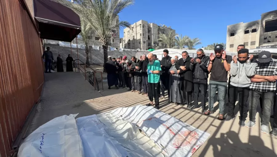 مصلون على جثامين شهداء في مستشفى ناصر بخانيونس 19/3/2025 | المصدر: رويترز