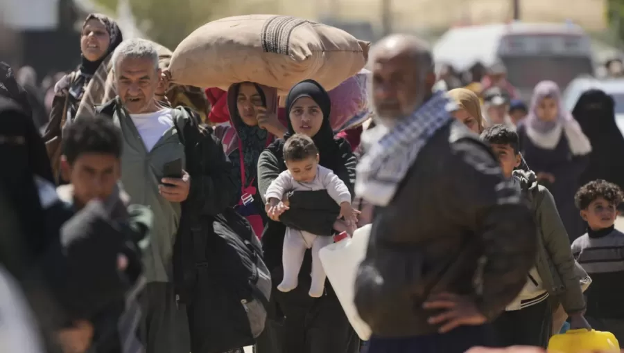 نازحون فلسطينيون من مدينة رفح مع استمرار القصف الإسرائيلي يصلون إلى خانيونس | المصدر: أسوشييتد برس