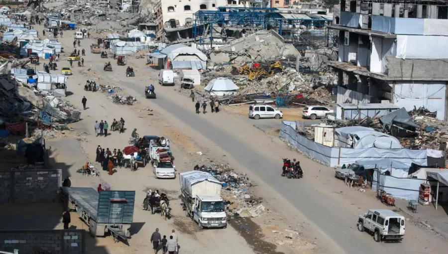 نازحون على محور رئيسي في بيت لاهيا شمال قطاع غزة 25/3/2025 | المصدر: وكالة الأنباء الفرنسية